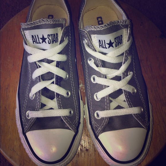 Grey converse!! Super cute