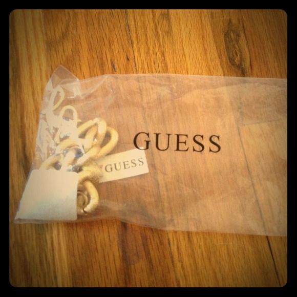 Beautiful gold chain Guess bracelet, with charms!