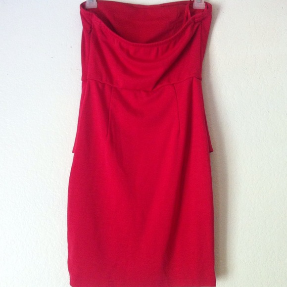 Beautiful Red Strapless Dress. - Picture 2 of 4
