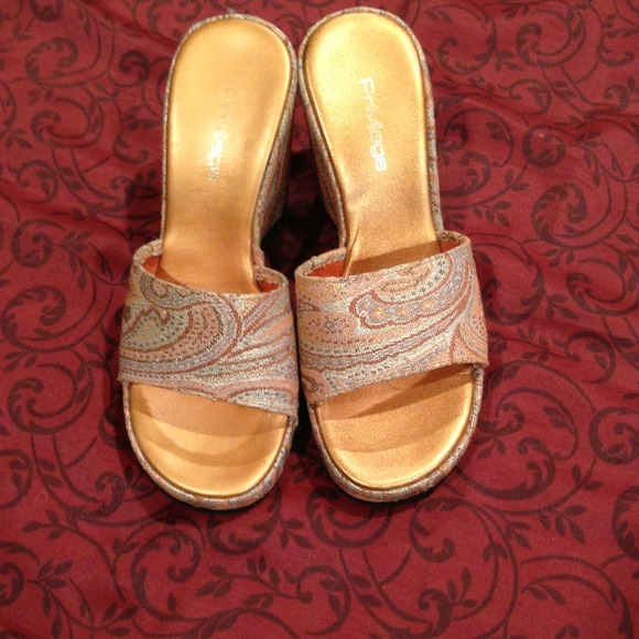 SOLD!! 🌸Women's Privilege Size 6.5 Wedge