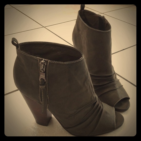 Super comfy peep toes
