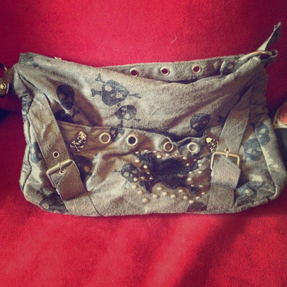 Cute worn in skull purse, soft and comfy