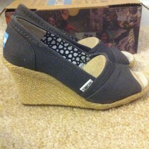 TOMS Ash Canvas Wedge Sz 5