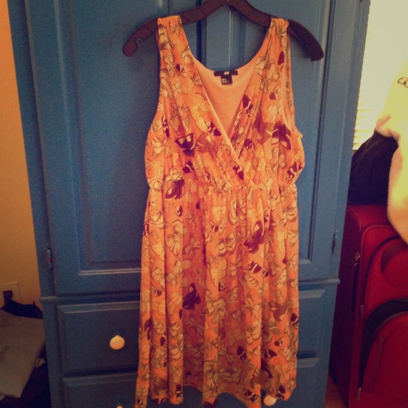 H&M Dresses & Skirts - 🌺SOLD🌺Lightweight v neck butterfly dress