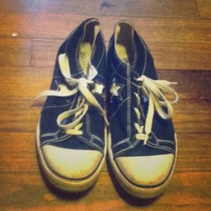Black converse.