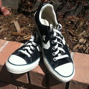 Suede black low top converse💖