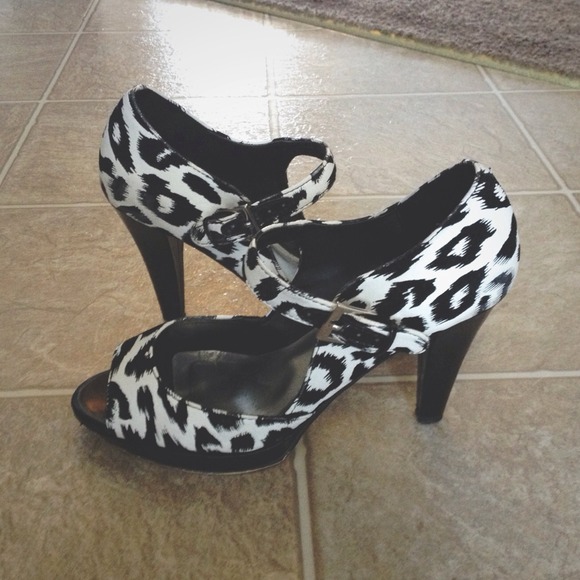 Black & White Giraffe-Print Heels