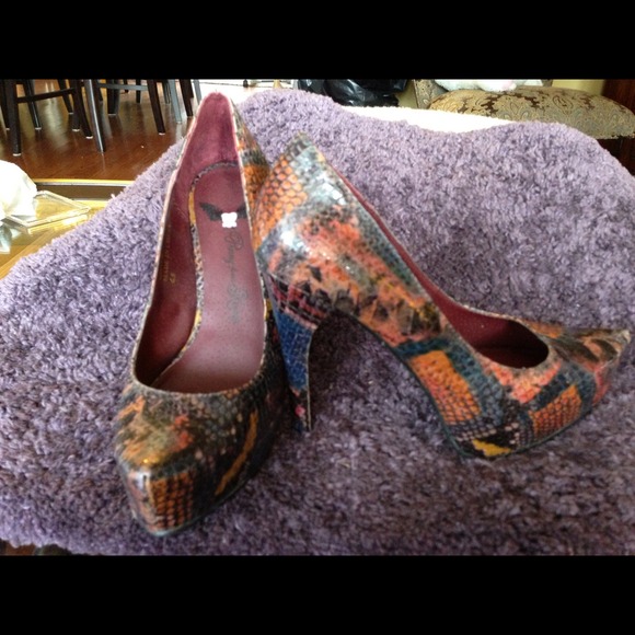 Multi colored snack skin pumps. Size 6.5