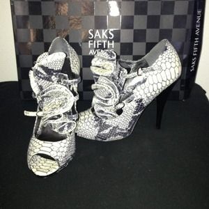 👠REDUCED 👠Saks FA Graphite W/black snake heels