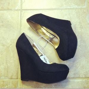 @reaghankelly Black suede-like pump/wedge!!
