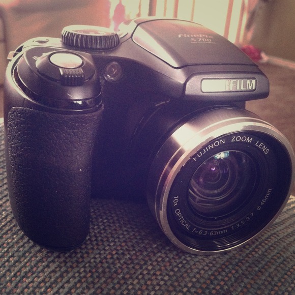 HOLD! fine pix s700 and leather carrying case!