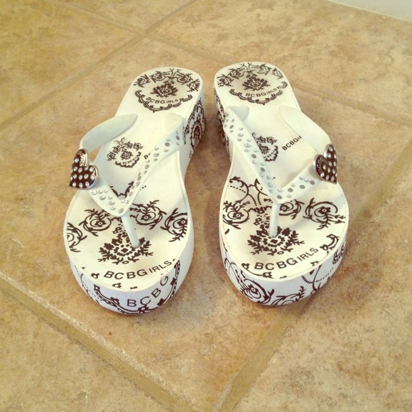 Bcbg flip flops
