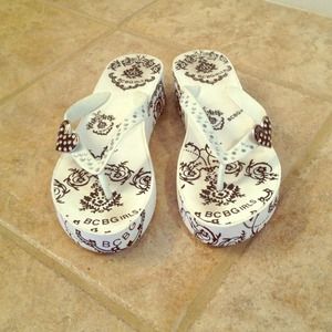 Bcbg flip flops