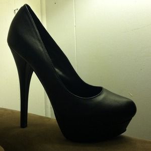 Black pumps size 8