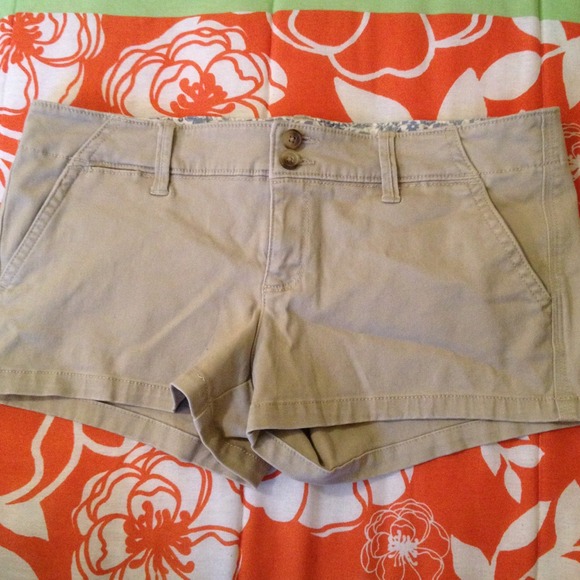 American Eagle khaki shortie shorts