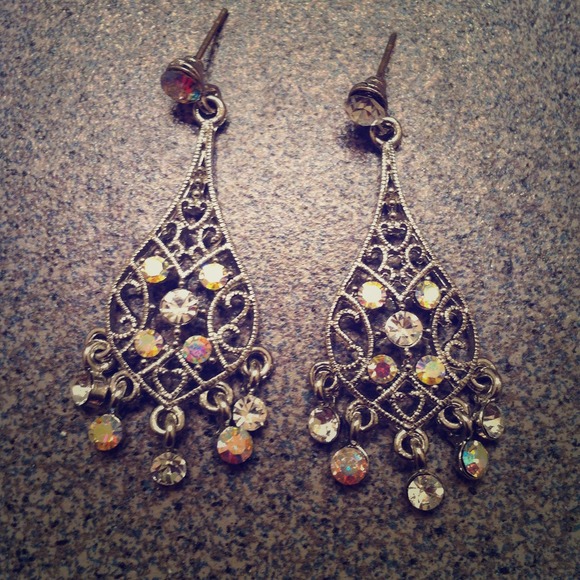 Dangle tear drop earrings