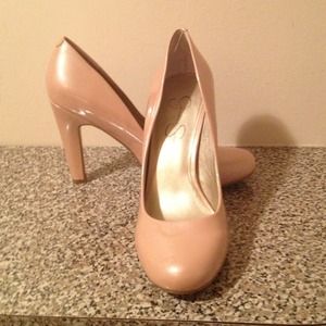Jessica Simpson pumps