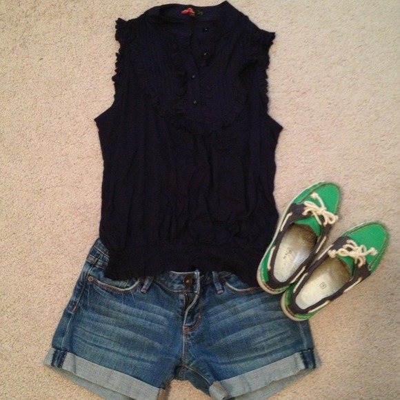 *SOLD* NWOT Adorable navy top