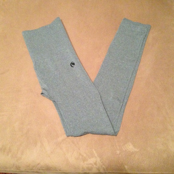 🔴Sold in bundle🔴🌺NWOT, gray leggings.