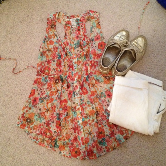 *SOLD* Gorgeous floral tank