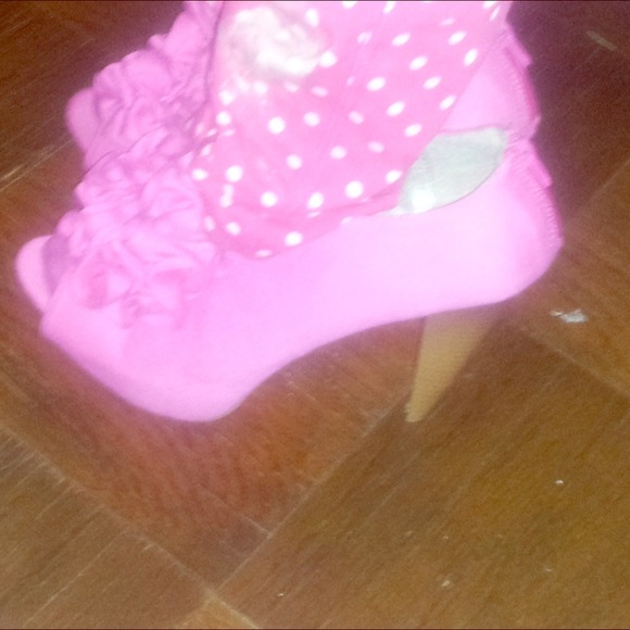 Pink ruffle booties !