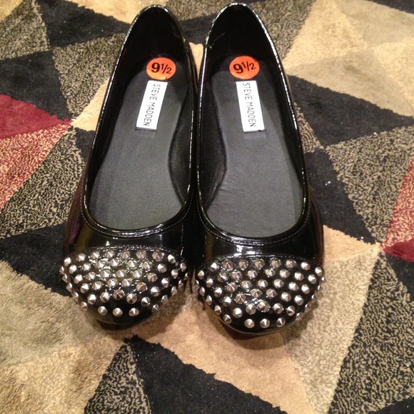 *****SOLD*****Steve Madden studded toe flats