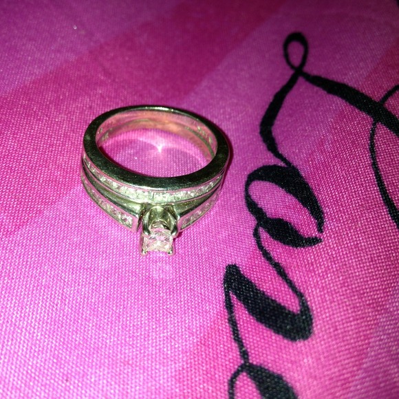 ***WILL SELL TO BEST OFFER*** Wedding ring set