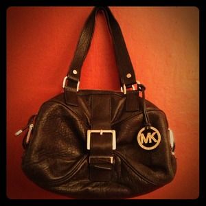 💯 Authentic Michael Kors satchel