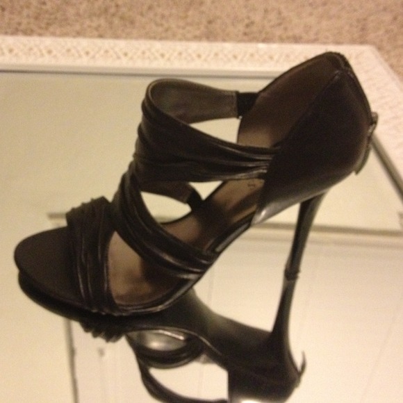 Black guess heels. Zipper back
