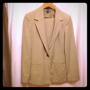 🎉HUGE SALE🎉Ellen Tracy 2 piece suit - timeless!