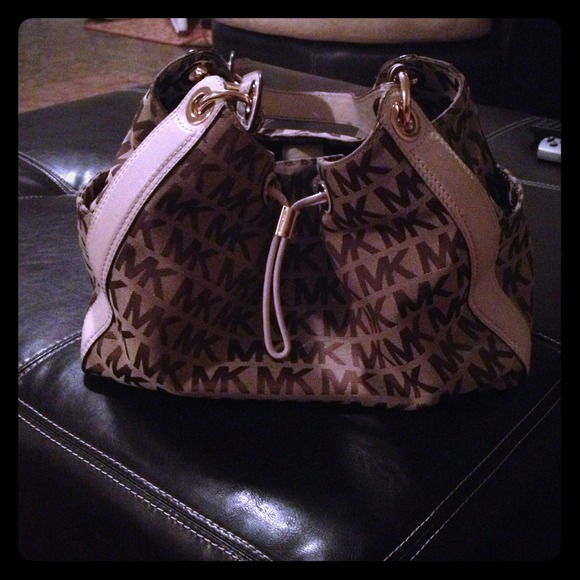 Authentic Michael Kors handbag PRICED TO SELL FAST