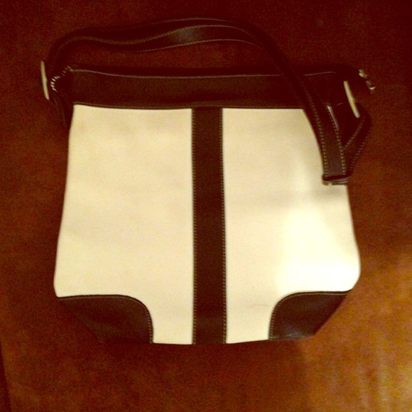 Black and white leather handbag!!