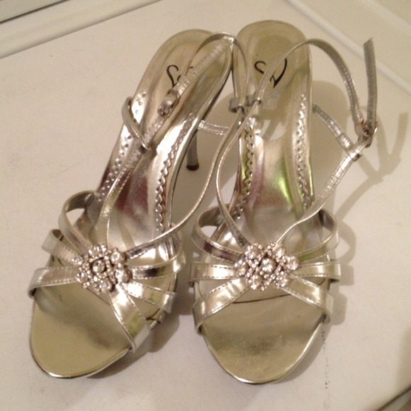 6.5 Silver bling sling back pumps