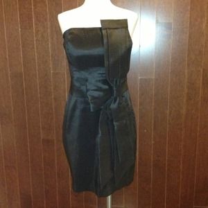 Side bow strapless dress