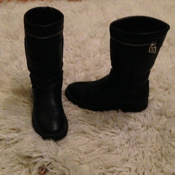 Phenomenal Chanel boots!!!