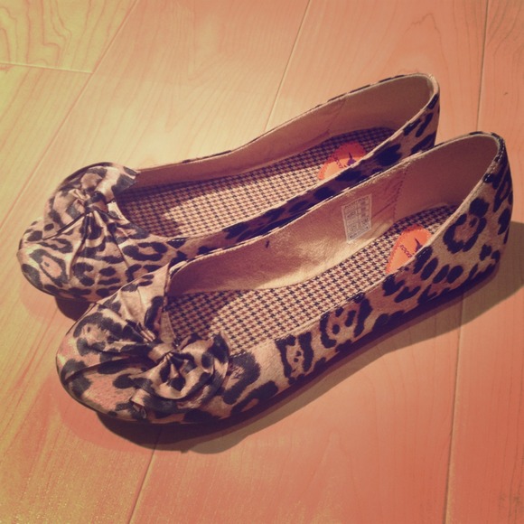 RocketDog Leopard Flats with Front Bow Size 10
