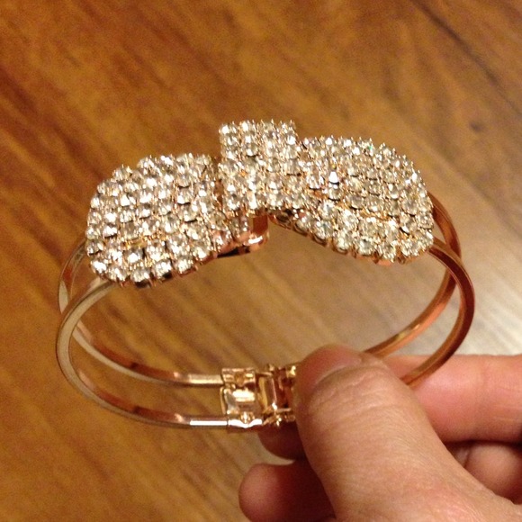 Super cute crystal bow bracelet in gold