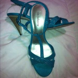 Turquoise strap heels. New