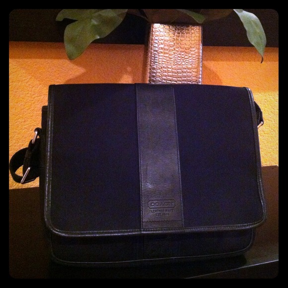 Authentic Coach Leather Crossover Messenger Bag