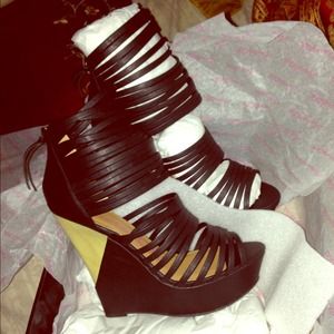 VIRGINIA WEDGE SANDALS... Size:10