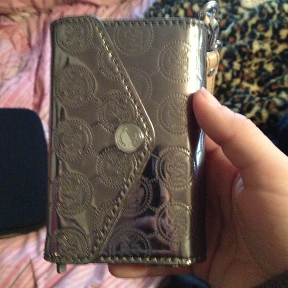 🎉Sold in bundle 🎉Michael kors iPhone 4/4s wallet