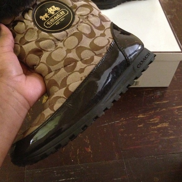 Coach!!! winter boots 8 1/2 - Picture 4 of 4