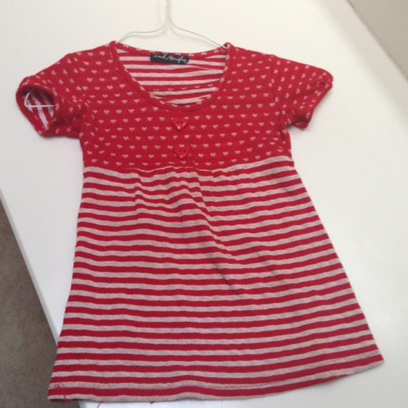 Kids Top. Size 4. Red hearts/stripes