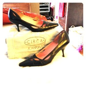 Black pointed toe heel