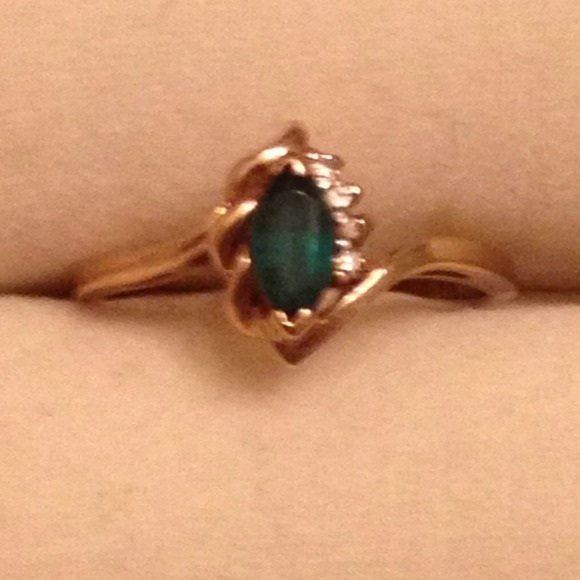 10kt yellow gold emerald and diamond ring