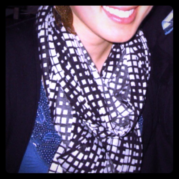 Banana Republic Accessories - 🎉🎊HOST PICK🎉 TX! Checkered wide Banana scarf!