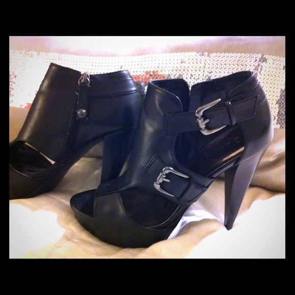 🚫No longer Available🚫Black Cut Out Booties - Picture 1 of 2