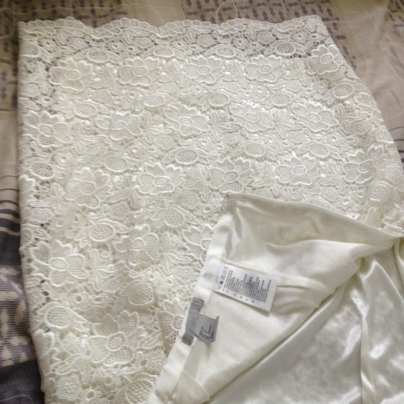 Hold HM lace pencil skirt💝 - Picture 3 of 3