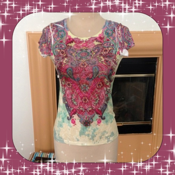 ☔️2 for $20☔️SALE NWT artsy printed t-shirt.