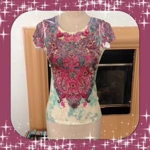 ☔️2 for $20☔️SALE NWT artsy printed t-shirt.